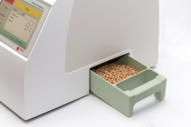 завантаження стандартного зразка зерна в інфрачервоний аналізатор для калібрування